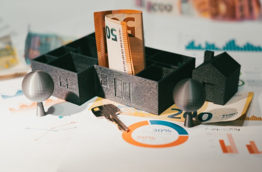 Photo House and money